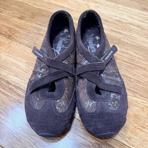 Skechers Women's Floral Embroidered Brown Flats - Size 6.5